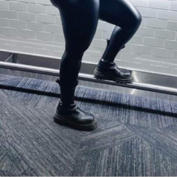 Bottega Veneta Tire Chelsea Boots - Picture 10 of 10